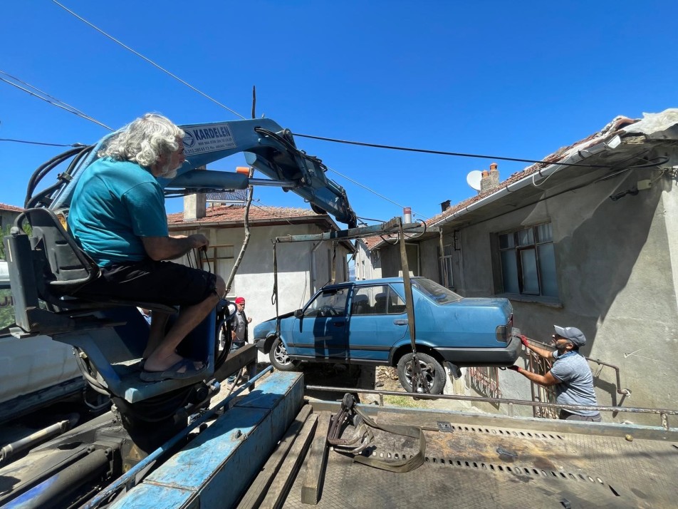 Karamürsel'de Freni Boşalan Otomobil İki Evin Arasındaki Boşluğa Düştü