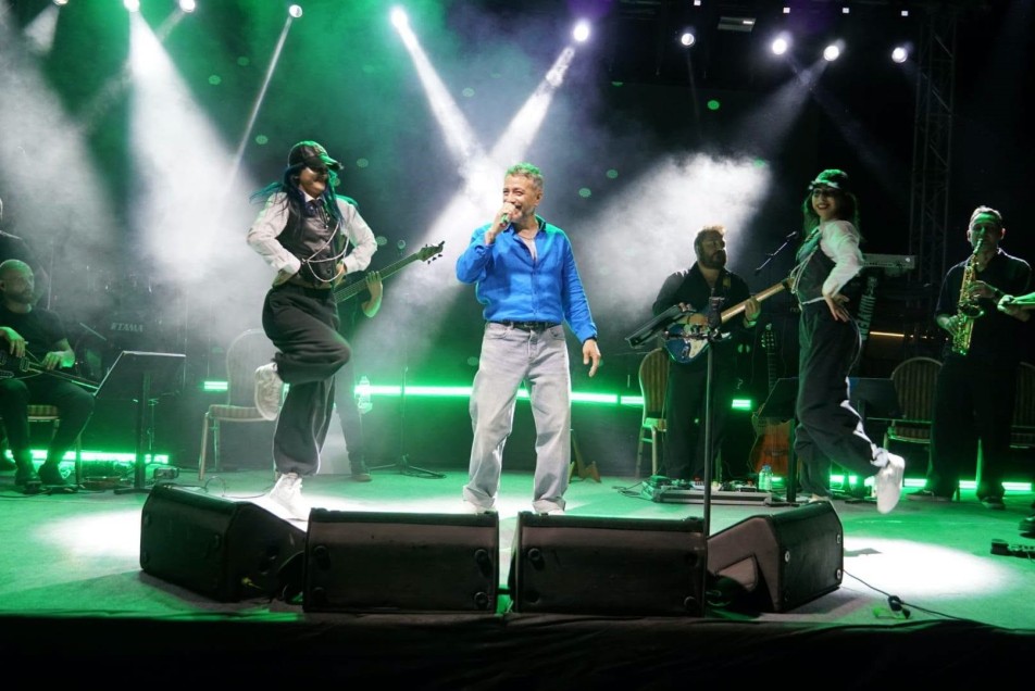Kavaklı Sahili'nde Karadeniz Coşkusu: Resul Dindar'dan Sürpriz Düetli Konser