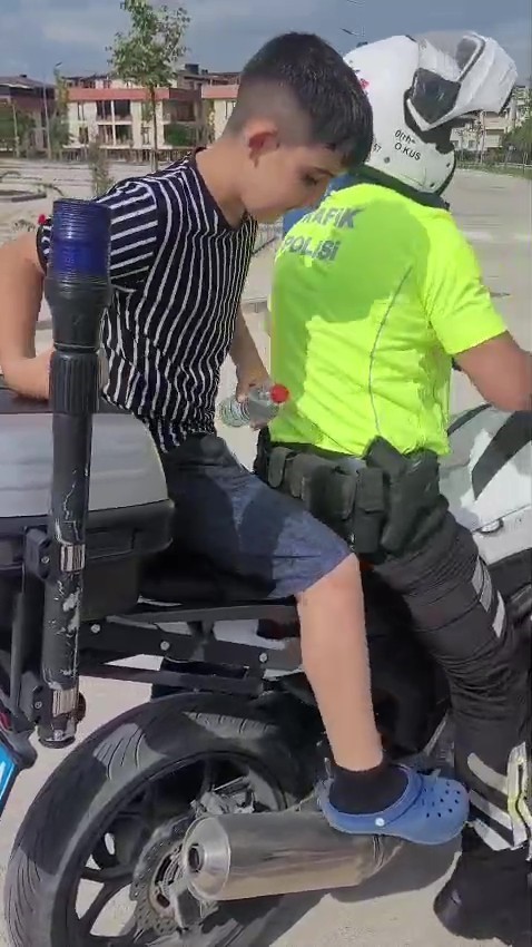 Kimliğini Kaybeden LGS Adayını Polis Sınava Yetiştirdi