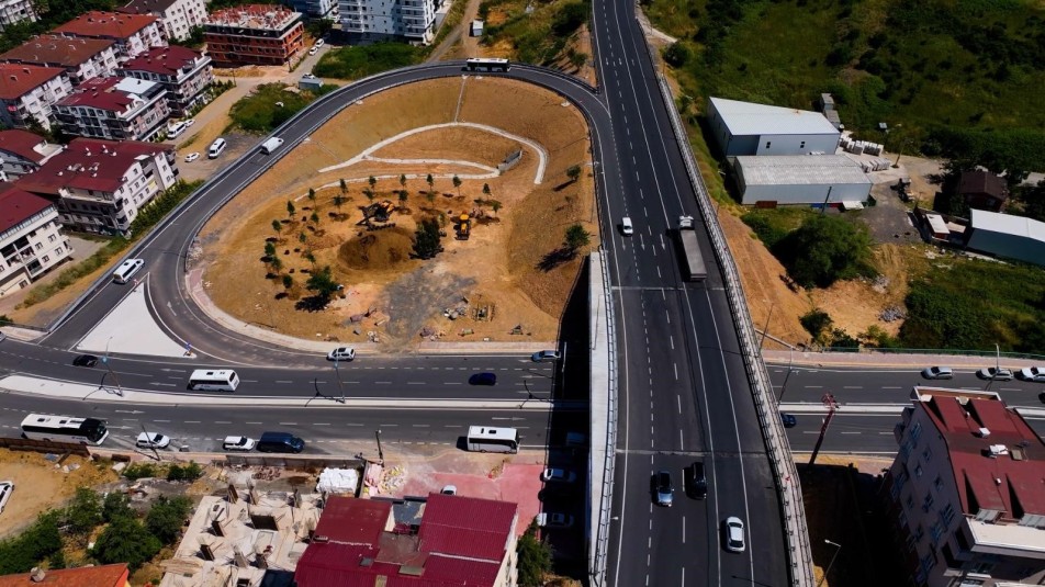 Gebze'de Ulaşım Devrimi: 6 Ayda Tamamlanan Köprülü Kavşakta İlk Sürüş TOGG ile Yapıldı