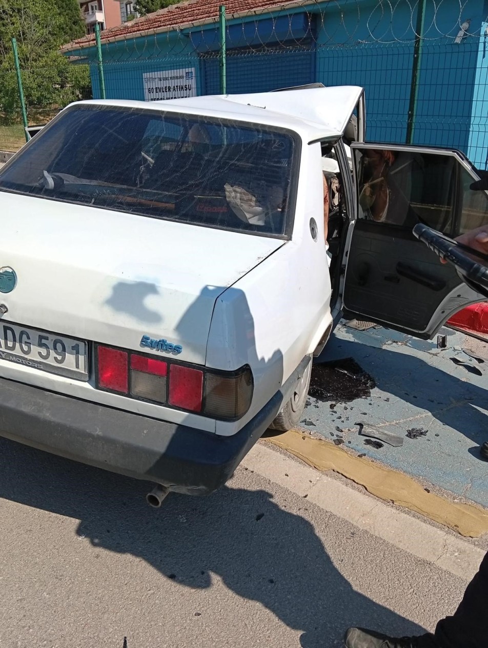 Derince’de Kontrolden Çıkan Otomobil Kaldırıma Çarptı: Sürücü Araçta Sıkıştı