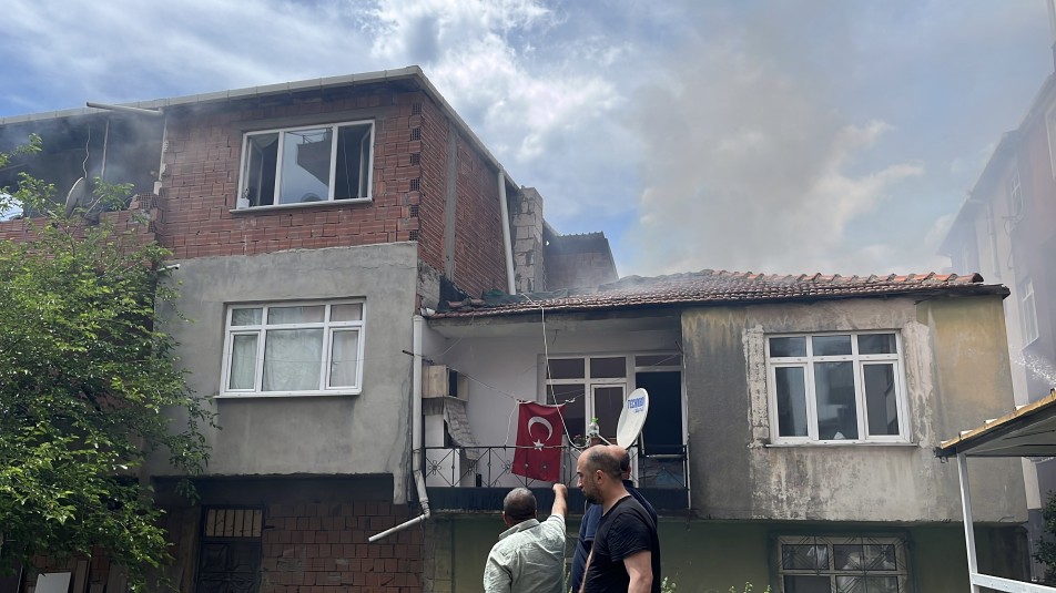 Darıca'da Alevler Yan Binayı Sardı: Balkonda Mahsur Kalan Anne ve Bebeği İçin Zamanla Yarış