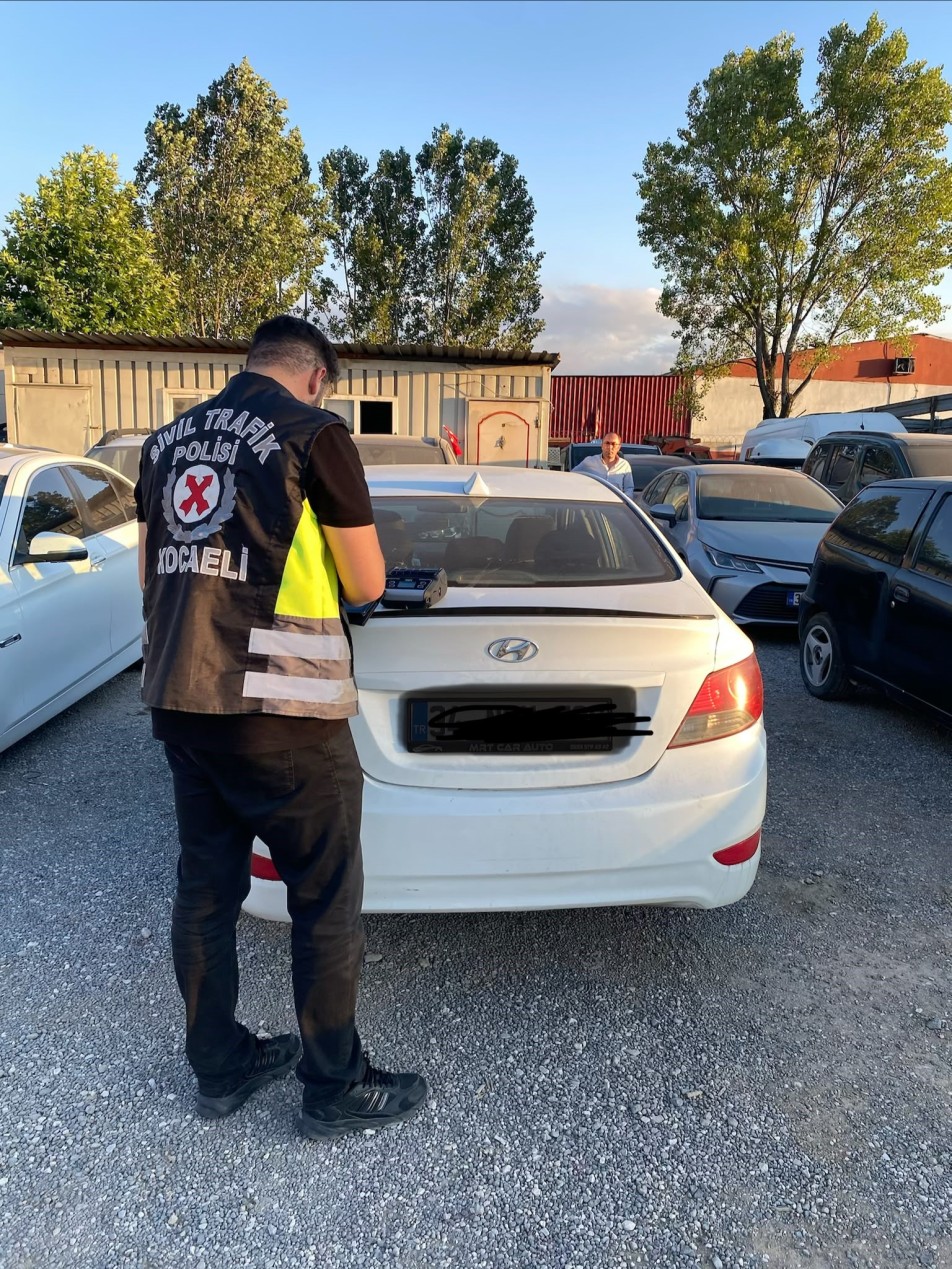 Kocaeli'de Korsan Taksiye Ağır Darbe: Sürücüye 100 Bin Lira, Yolcuya 3 Bin 870 Lira Ceza