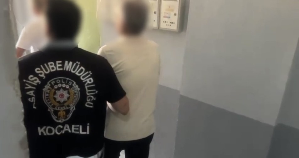 Kocaeli Polisinin Takibi Sonuç Verdi: 8 Yıllık Cezaevi Firarisi İzmir'de Yakalandı