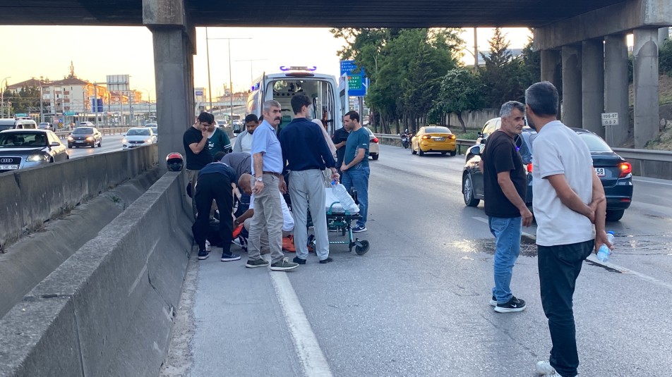 Bariyerlere Savrulan Motosikletli Ağır Yaralandı
