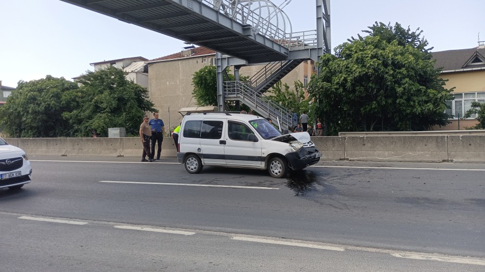 Karamürsel'de D130 Kara Yolunda Kaza: Hafif Ticari Araç Otomobile Çarptı, 2 Yaralı