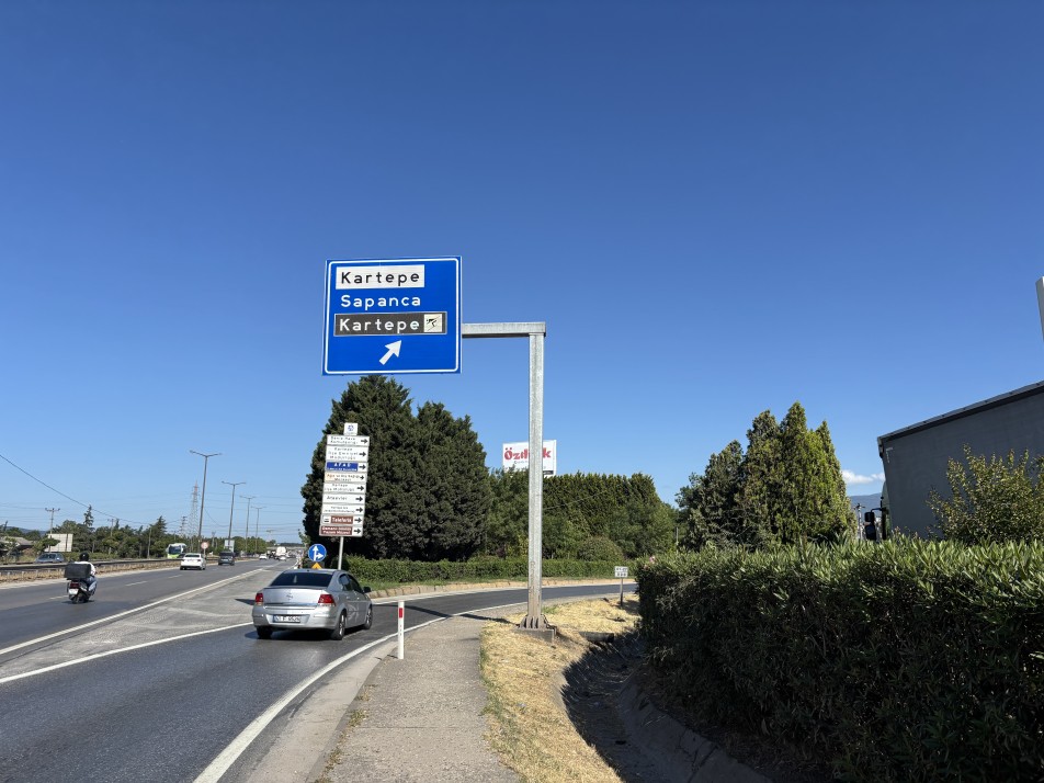 Kartepe'de Feci Kaza: Panelvan Yön Tabelasına Çarptı, 1 Ölü, 2 Yaralı
