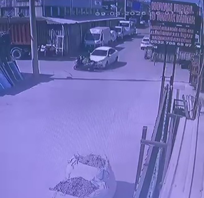 İzmit'te Otomobille Motosiklet Çarpıştı: Kaza Anı Güvenlik Kamerasında