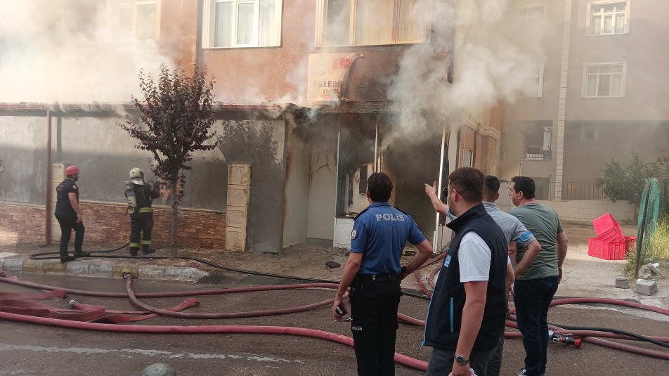 Karamürsel'de Sıra Dışı Yangın Müdahalesi: Yumurta Dükkanındaki Alevleri Dozer Durdurdu