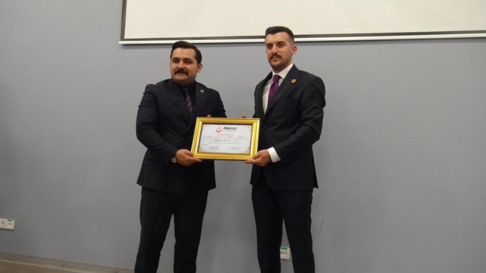 Alperen Ocakları  İlçe Başkanı Akkaş, mazbatasını Genel Başkan Kocaman'ın elinden aldı