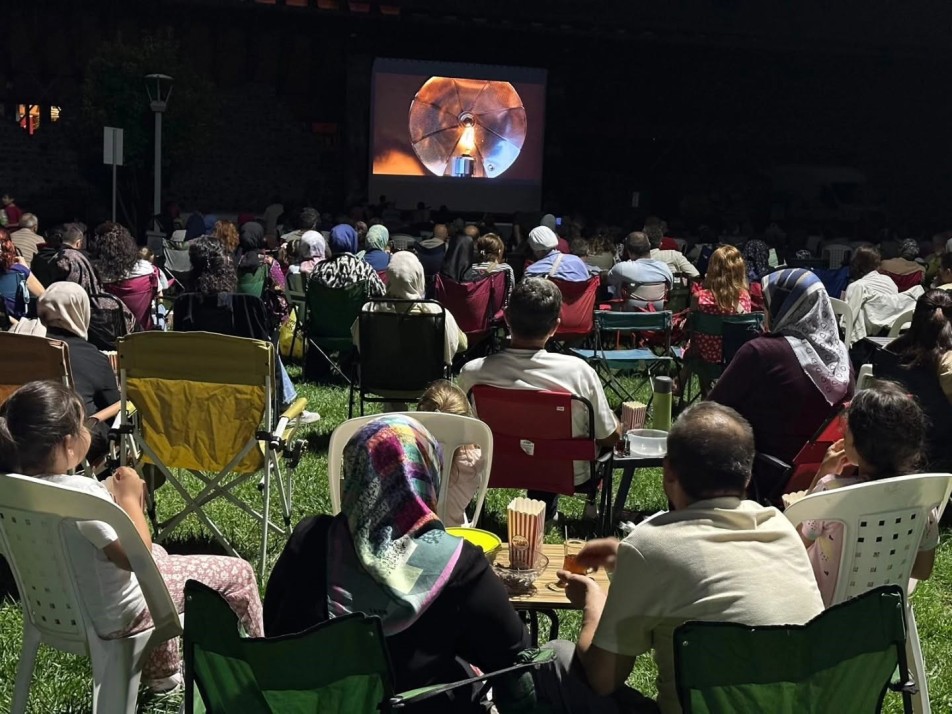 Gölcük'te Nostaljik Yaz Gecesi: Yıldızlar Altında Sinema Keyfi