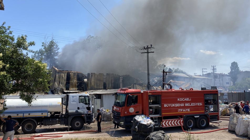 Kocaeli'de Boya Fabrikasında Korkutan Yangın: Dumanlar Gökyüzünü Kapladı