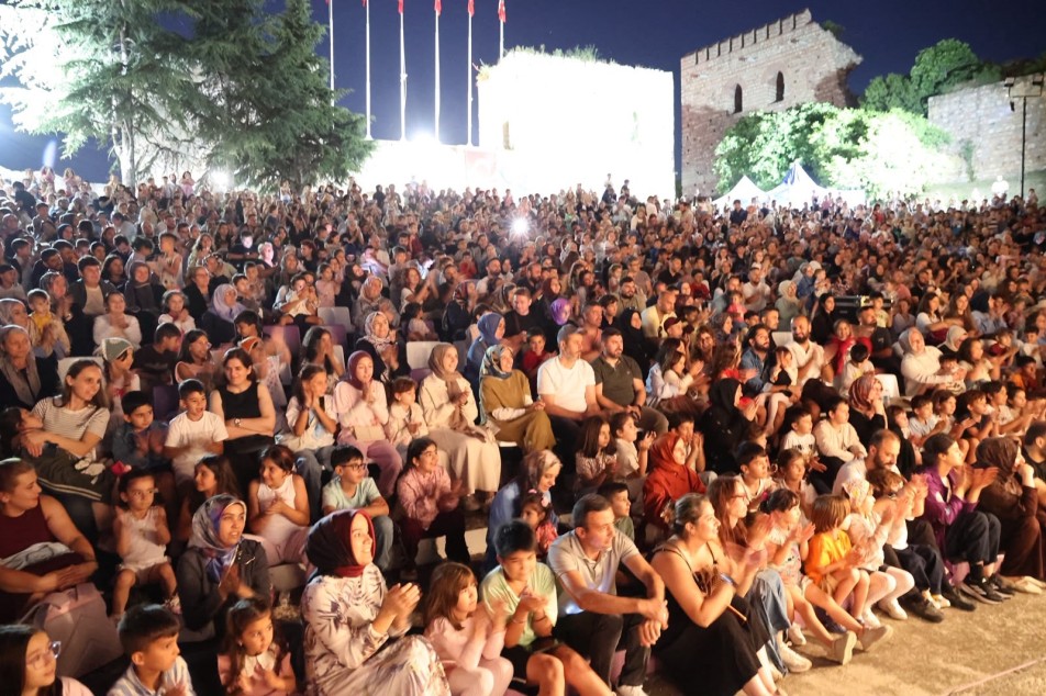 Tarihi Surlarda Bilim ve Müzik Rüzgârı: Minikler Gebze'de Yaz Akşamının Tadını Çıkardı