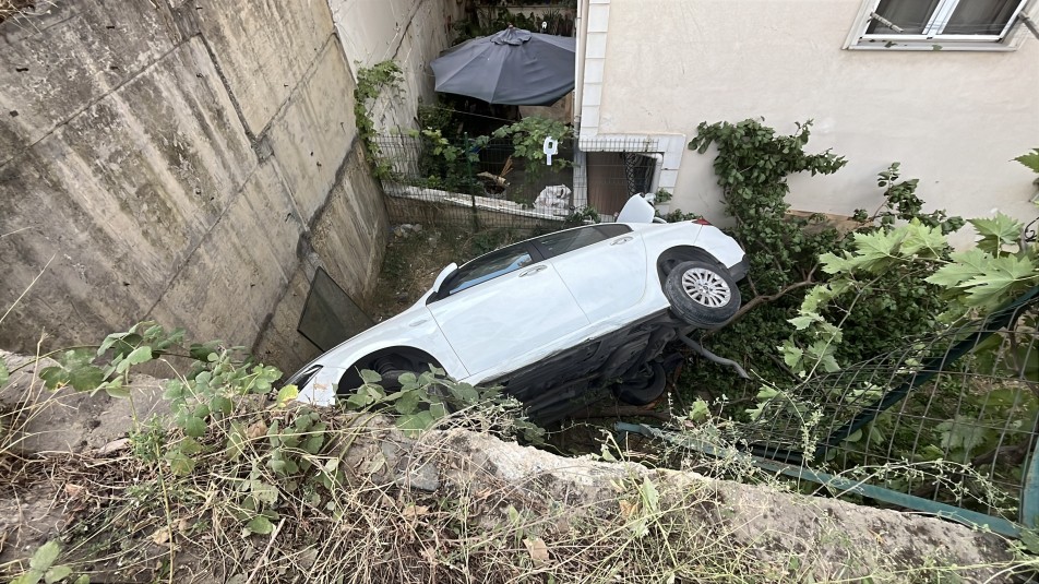 Gebze’de Otomobil Bahçeye Uçtu: 2 Kişi Yara Almadan Kurtuldu, 1 Yaralı