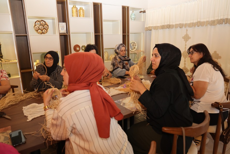 Üreten Kadınların Yeni Adresi "Ana Kafe"de İlk Atölye Heyecanı: Hem Üretiyor Hem Sosyalleşiyorlar