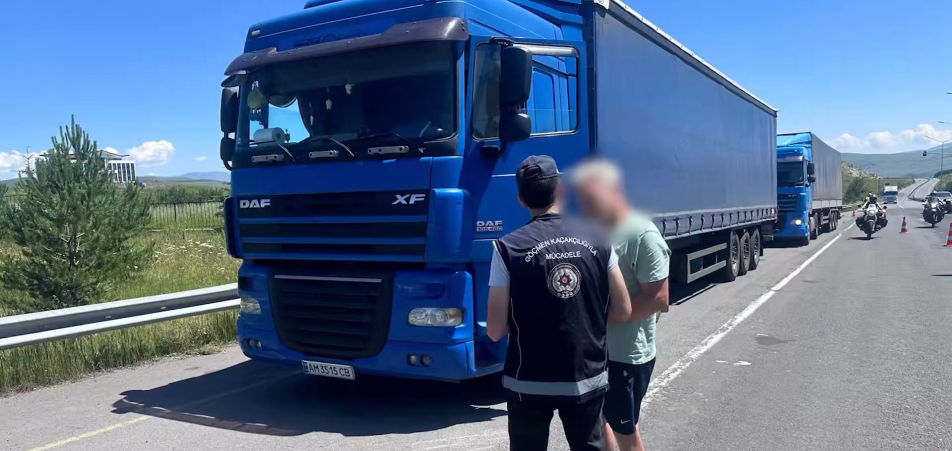 81 İlde Göçmen Kaçakçılığı Operasyonu Düzenlendi, 355 Düzensiz Göçmen Yakalandı