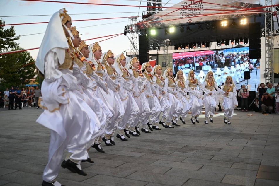 Kartepe'de Kültür Buluşması: 3. Uluslararası Balkan Halk Oyunları Festivali Gerçekleşti