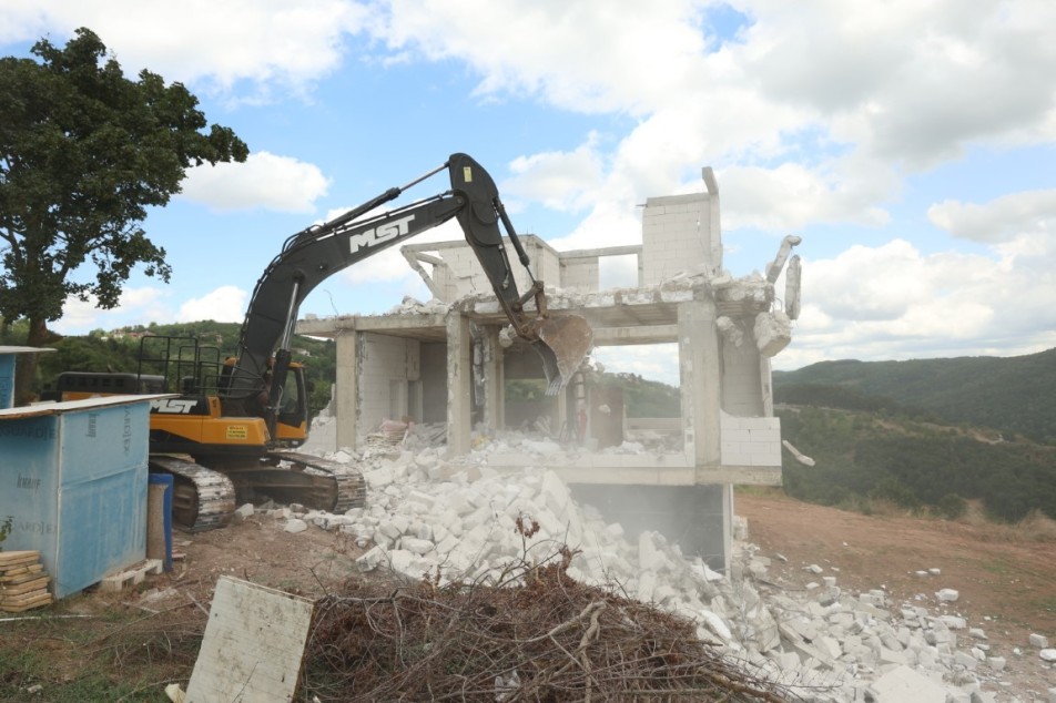 Kartepe’de Kaçak Yapılaşmaya Geçit Yok: Eşme Ahmediye’de Yıkım Operasyonu