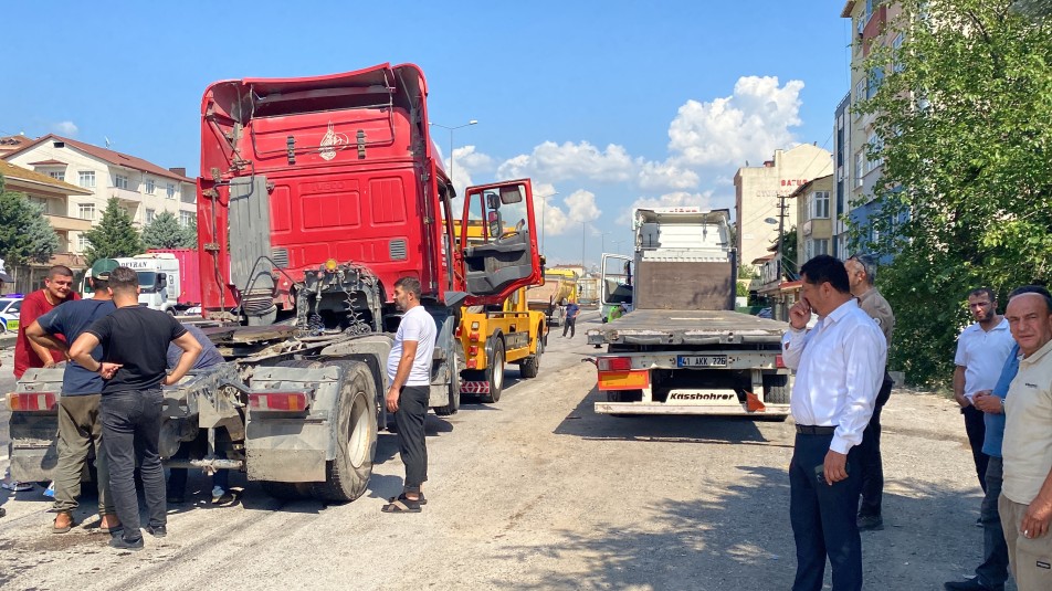 Körfez'de Feci Kaza: Karşı Şeride Geçen Tır Başka Bir Tırla Çarpıştı