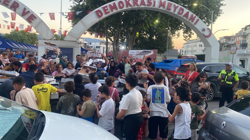 Körfez’de Festival Coşkusu "Kiraz Kapma" Yarışıyla Başladı: Kasalar 30 Saniyede Tükendi