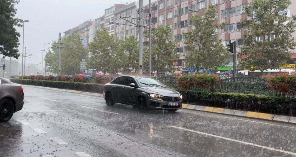 Kocaeli'de Yaz Yağmuru Aniden Bastırdı: Vatandaşlar Saçak Altlarına Sığındı