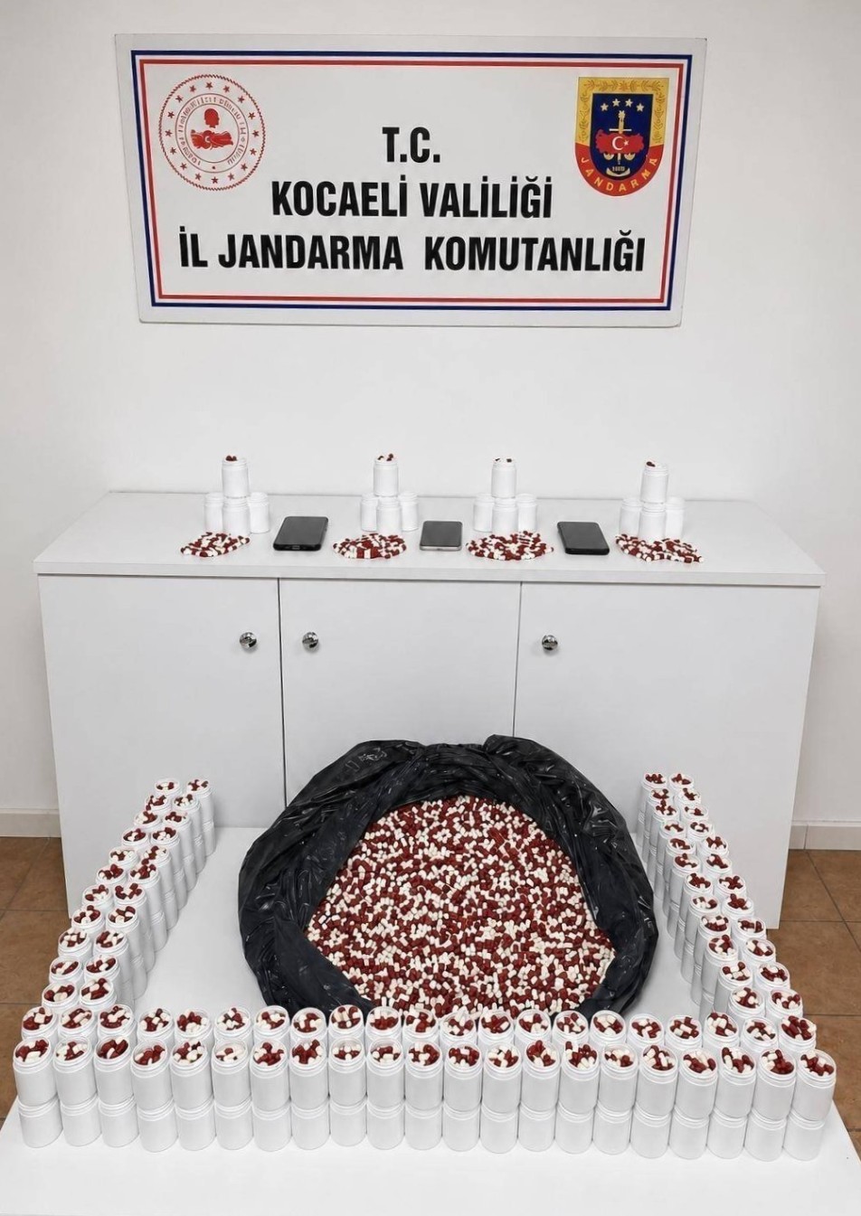 Kocaeli'de Jandarmadan Narkotik Operasyonu: 25 Bin 500 Sentetik Hap Yakalandı