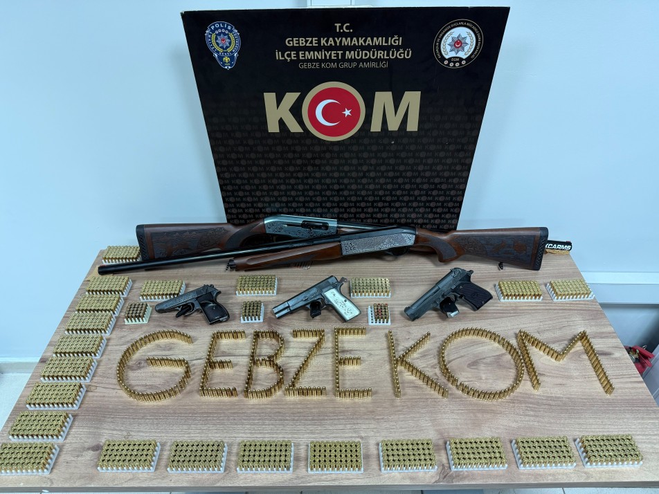 Darıca'da Silah Kaçakçılığı Operasyonu: Bin 513 Fişek ve Ruhsatsız Silahlar Ele Geçirildi