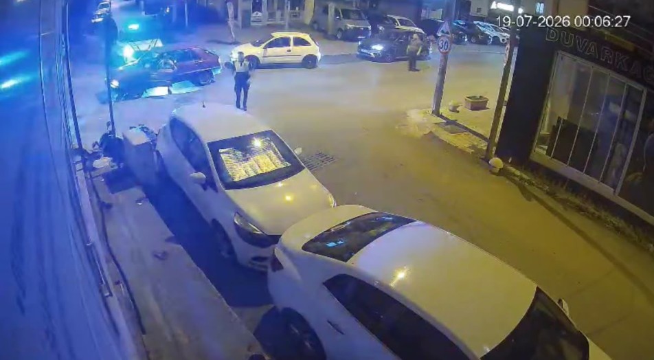 Gebze'de Otomobil ile Motosiklet Çarpıştı: Yaralının Yardımına Arkadan Gelen Polis Koştu