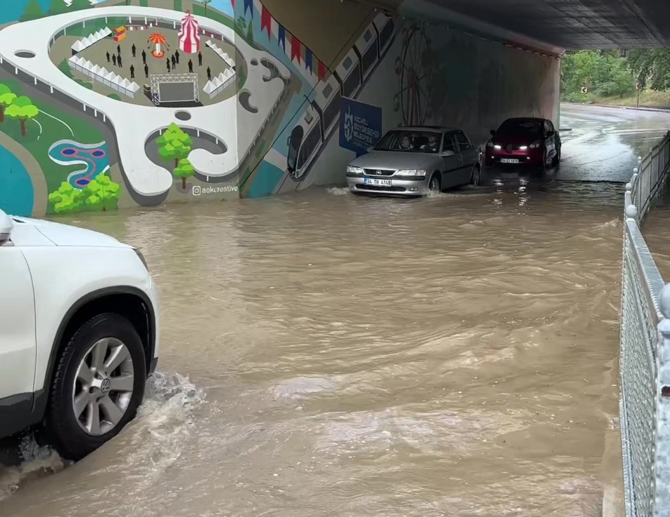 İzmit'te Sağanak Mesaisi: Biriken Su Alt Geçitte Ulaşımı Aksattı