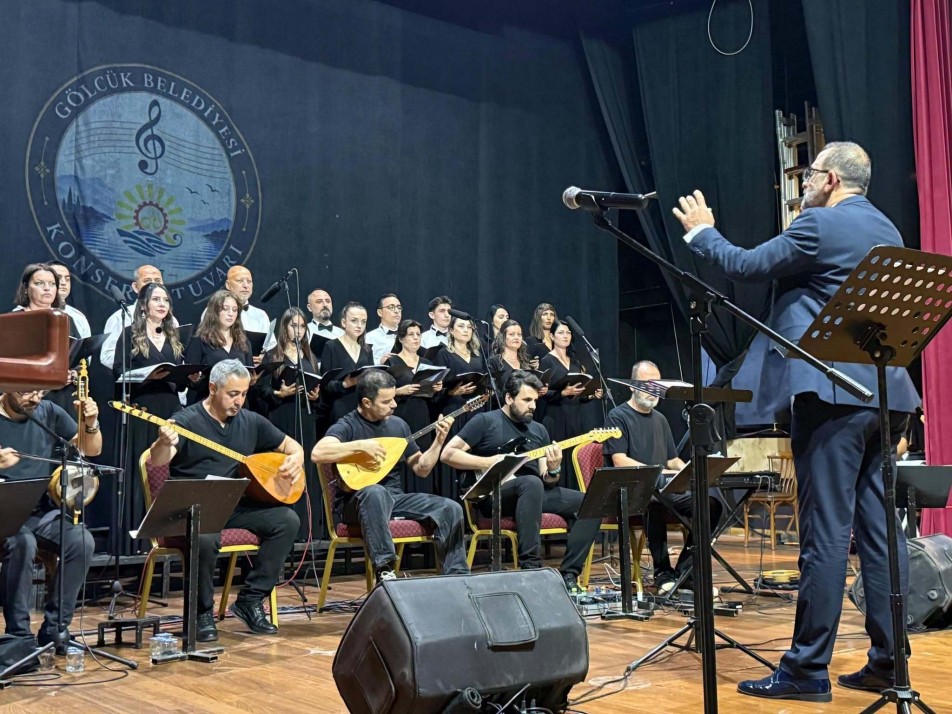 Gölcük'te Türkü Dolu Gece: Konservatuvar Öğrencilerinden Muhteşem İlk Konser