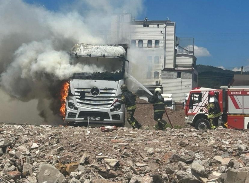 Körfez'de Tır Parkında Korkutan Yangın: Park Halindeki Çekici Alev Alev Yandı