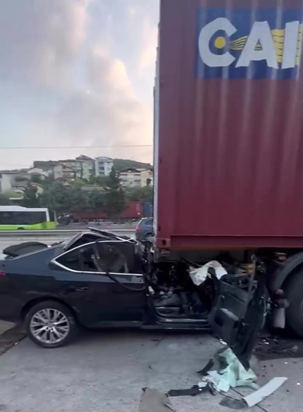 Kocaeli'de Feci Kaza: Tıra Çarpan Otomobilde Baba ve Oğlu Yaşamını Yitirdi