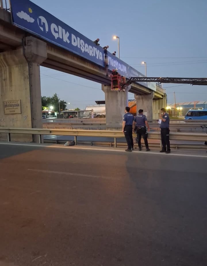D-100'deki Üst Geçitte Asılı Cansız Beden Bulundu