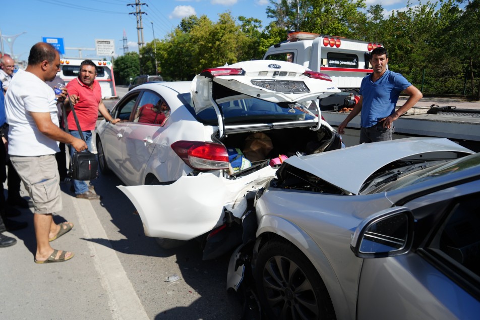 İzmit SEKA Tüneli Girişinde Zincirleme Kaza: 1’i Çocuk 3 Yaralı