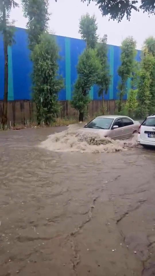 Kocaeli'de Sağanak Kabusu: Yollar Göle Döndü, Araçlarında Mahsur Kalanlar Kurtarıldı