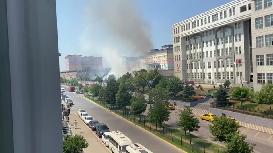 Gebze Adliyesi Bahçesinde Çıkan Güneş Paneli Yangını Söndürüldü