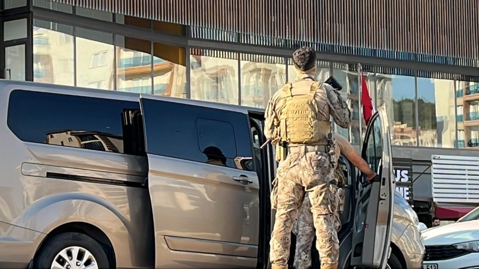 Aranması olan şahıs, özel harekat polisince yapılan operasyonla ele geçirildi