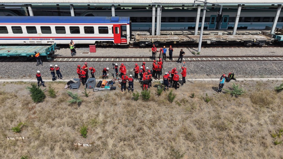 Gebze'de Arama Kurtarma Ekiplerinden Nefes Kesen Tren Kazası Tatbikatı