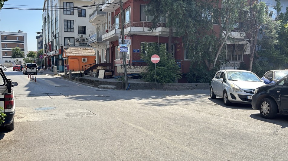 İzmit'te Kontrolden Çıkan Otomobil Kaldırımdaki Yayalara Çarptı: 2 Yaralı