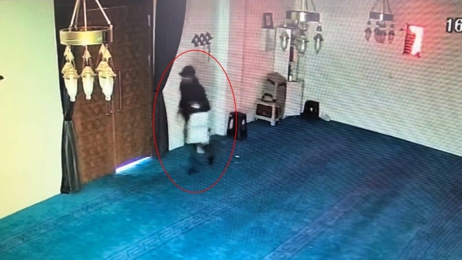 Bursa'da camideki yardım kutusunu kırıp 100 bin TL çaldı: Hırsızlık kamerada