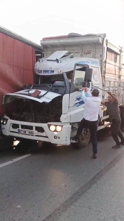 İzmit D-100'de Feci Kaza: Kamyon Tıra Çarptı, Sürücü Kabinde Sıkıştı