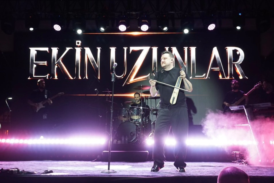 Ekin Uzunlar Değirmendere Sahnesinde Kemençe Şov Yaptı