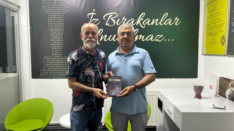 Erol Polat, ''Deli Osman'' isimli romanını Özdinçer için imzaladı