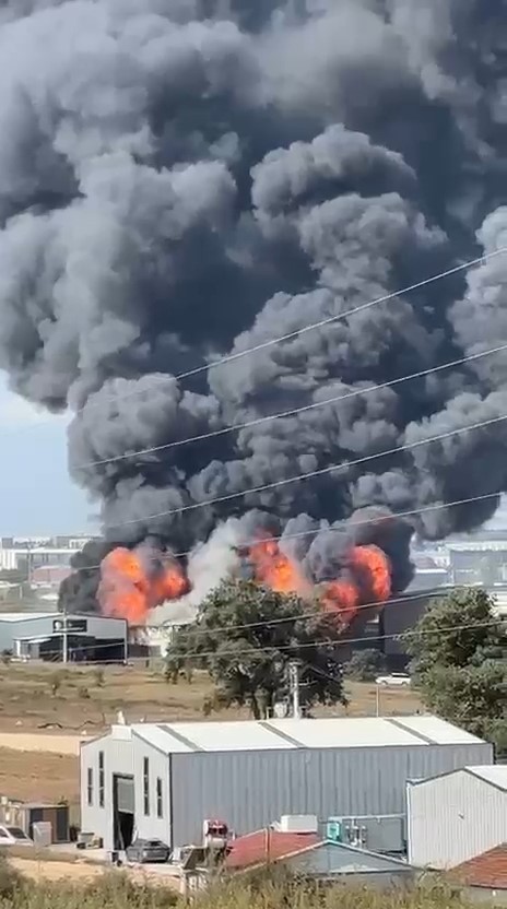 Gebze'de Tesiste Yangın Paniği: Gökyüzünü Siyah Dumanlar Kapladı