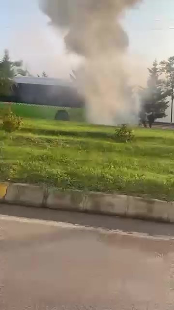 Umuttepe Yolunda Korkutan Yangın: Belediye Otobüsü Küle Döndü