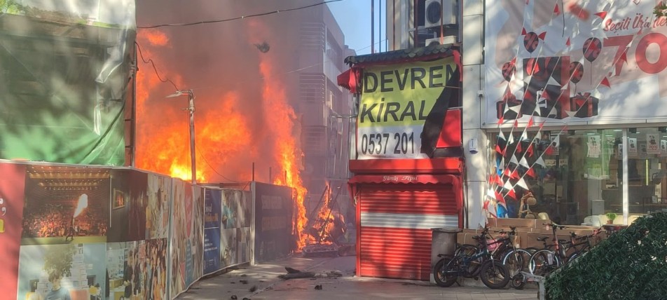 Gebze'de Konteyner Yangını İş Yerlerine Sıçradı: Mahalleli Sokağa Döküldü