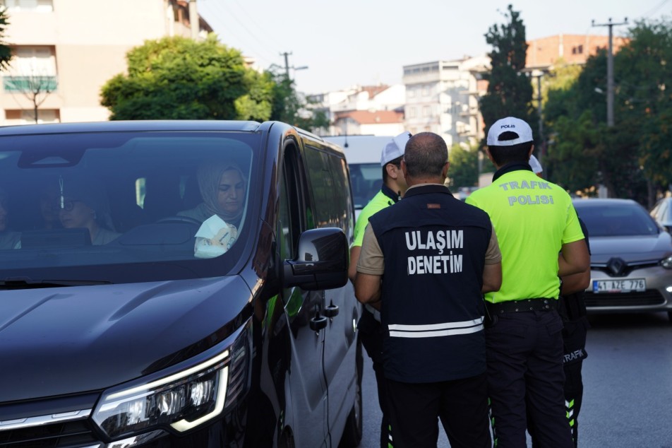 Gebze ve Karamürsel'de Korsan Servis Operasyonu: 12 Araca Ceza, 1 Araç Trafikten Men Edildi