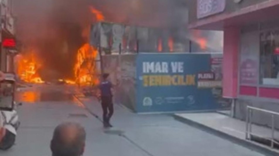 Metro inşaatında başlayan yangında konteyner ve 2 işyeri yandı