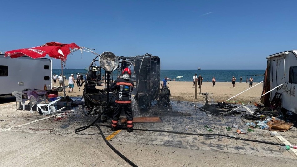 Sakarya'da karavanda çıkan yangın motosiklete sıçradı: Geriye demir yığını kaldı
