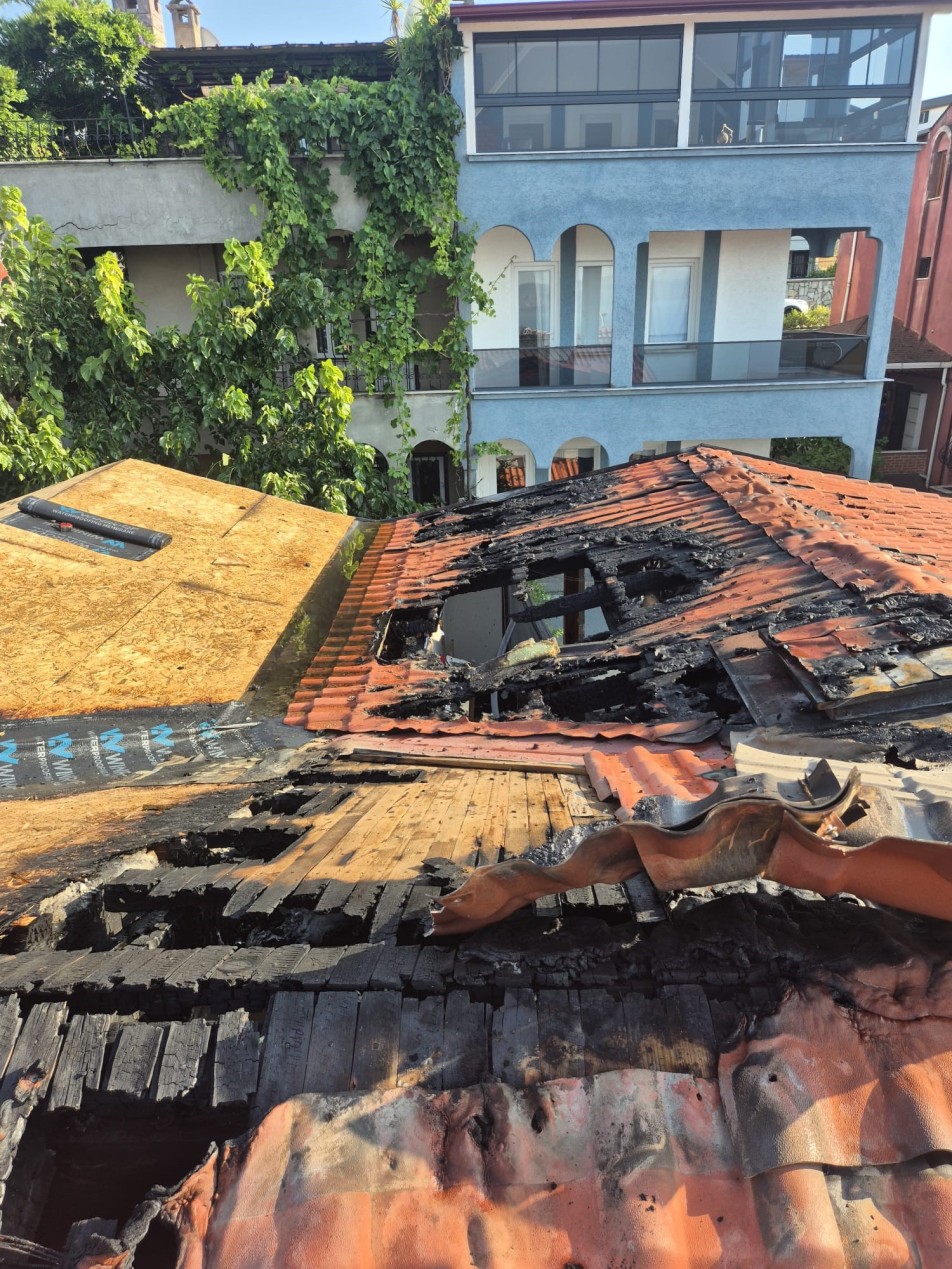 Karamürsel'de Çatı Çalışması Alevlerle Bitti: Kaynak Kıvılcımı Evi Yaktı
